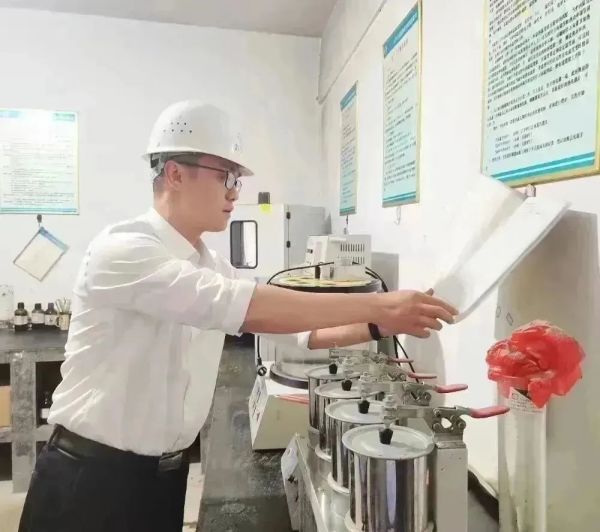 長(zhǎng)沙太空金路橋材料有限公司,雙鋼輪壓路機(jī),福格勒瀝青攤鋪機(jī),AC系列,AF系列,SBS系列